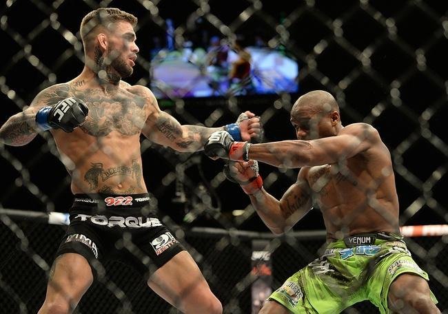 Cody Garbrandt (bermuda preta) venceu Marcus Brimage por nocaute no terceiro round