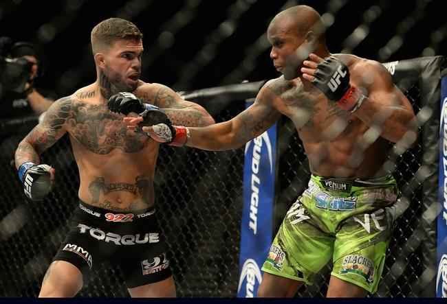Cody Garbrandt (bermuda preta) venceu Marcus Brimage por nocaute no terceiro round