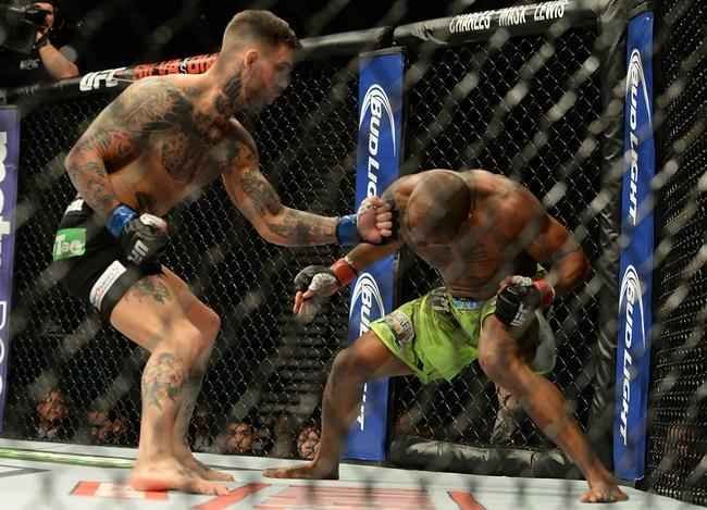 Cody Garbrandt (bermuda preta) venceu Marcus Brimage por nocaute no terceiro round