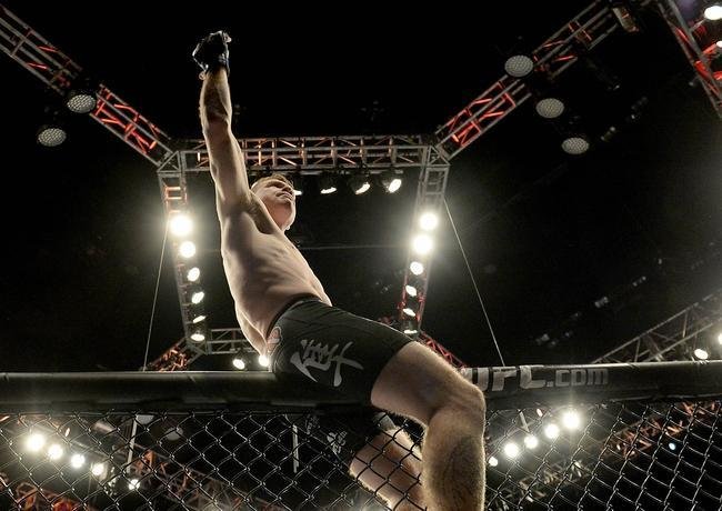 Paul Felder (bermuda preta) venceu Danny Castillo por nocaute no segundo round