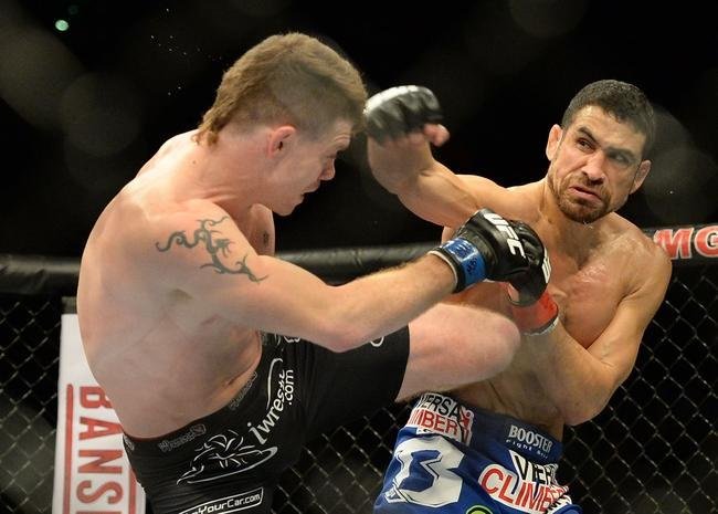 Paul Felder (bermuda preta) venceu Danny Castillo por nocaute no segundo round