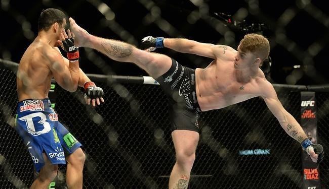 Paul Felder (bermuda preta) venceu Danny Castillo por nocaute no segundo round
