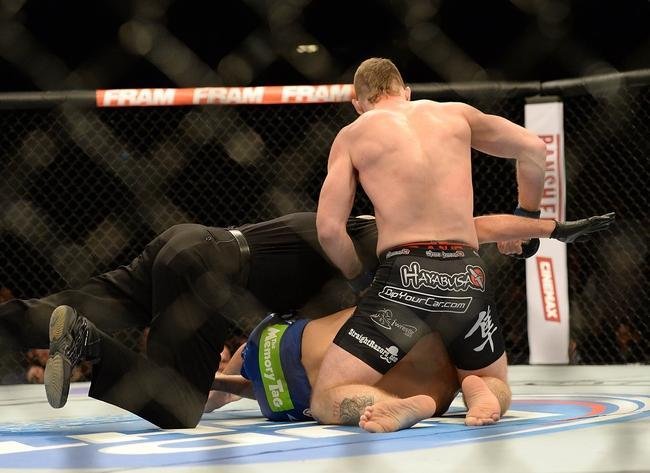 Paul Felder (bermuda preta) venceu Danny Castillo por nocaute no segundo round