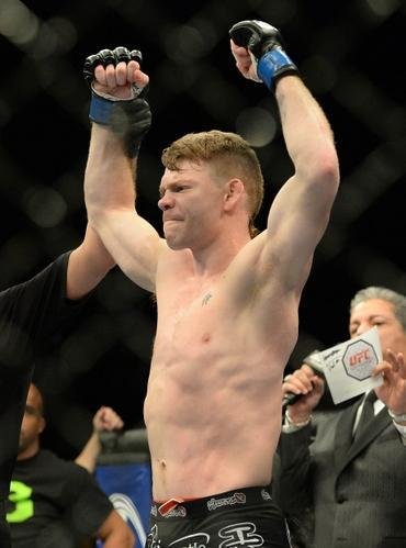Paul Felder (bermuda preta) venceu Danny Castillo por nocaute no segundo round