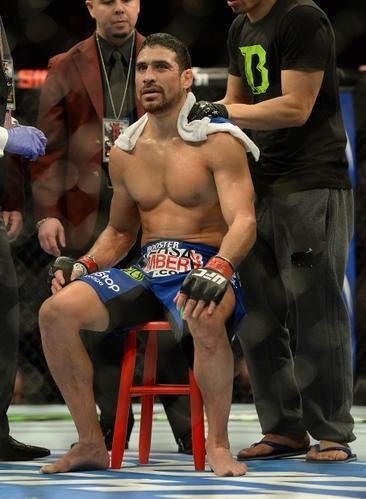 Paul Felder (bermuda preta) venceu Danny Castillo por nocaute no segundo round