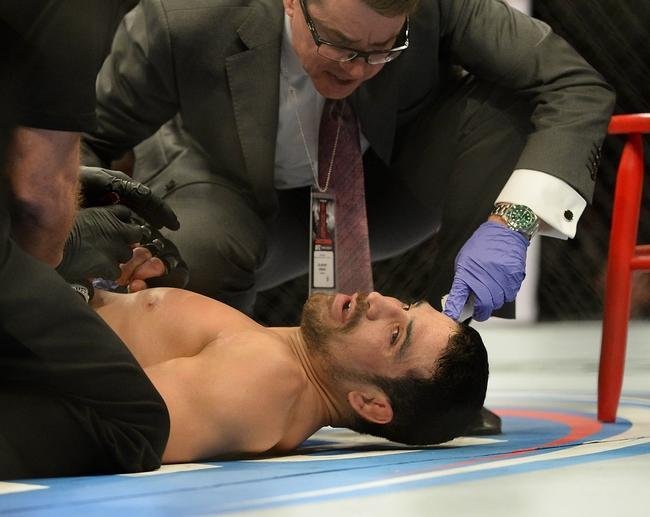 Paul Felder (bermuda preta) venceu Danny Castillo por nocaute no segundo round