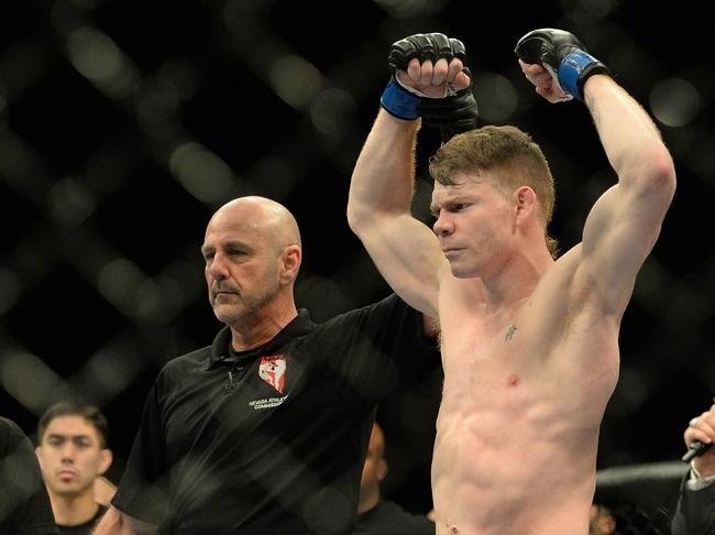 Paul Felder (bermuda preta) venceu Danny Castillo por nocaute no segundo round