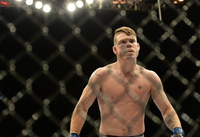 Paul Felder (bermuda preta) venceu Danny Castillo por nocaute no segundo round