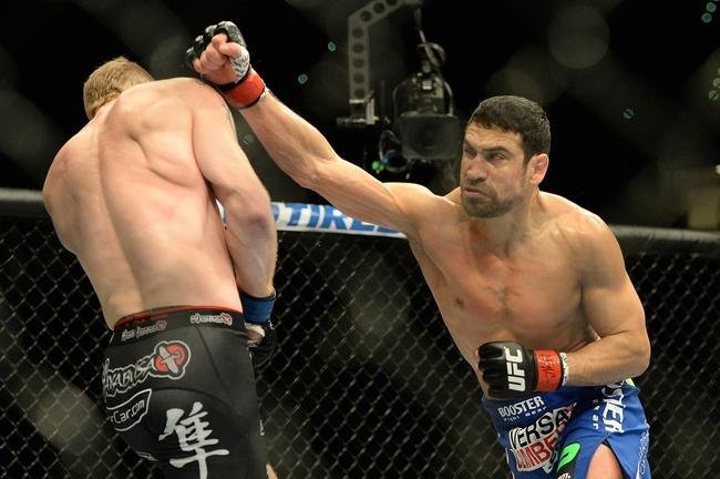 Paul Felder (bermuda preta) venceu Danny Castillo por nocaute no segundo round