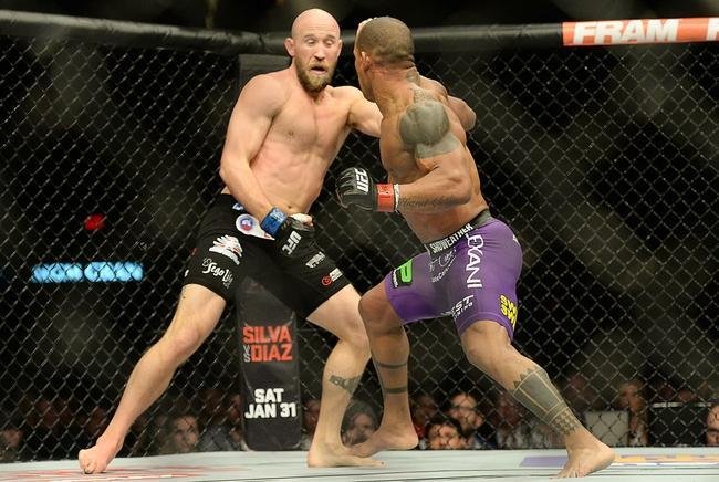Hector Lombard (bermuda roxa) venceu Josh Burkman por deciso unnime