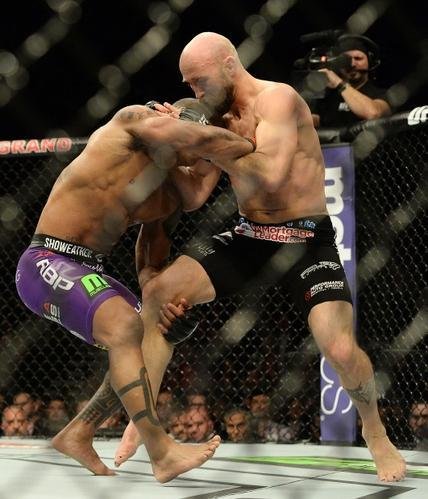 Hector Lombard (bermuda roxa) venceu Josh Burkman por deciso unnime