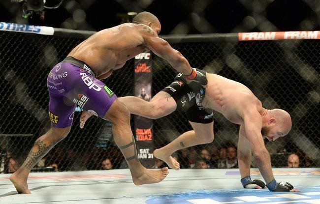 Hector Lombard (bermuda roxa) venceu Josh Burkman por deciso unnime