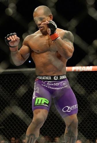 Hector Lombard (bermuda roxa) venceu Josh Burkman por deciso unnime