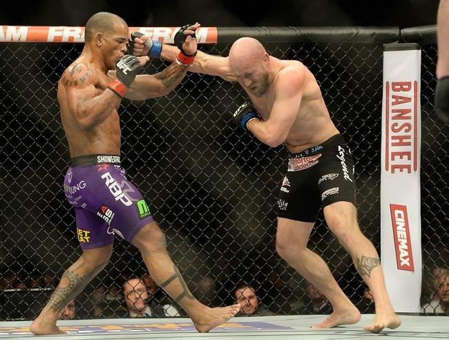 Hector Lombard (bermuda roxa) venceu Josh Burkman por deciso unnime