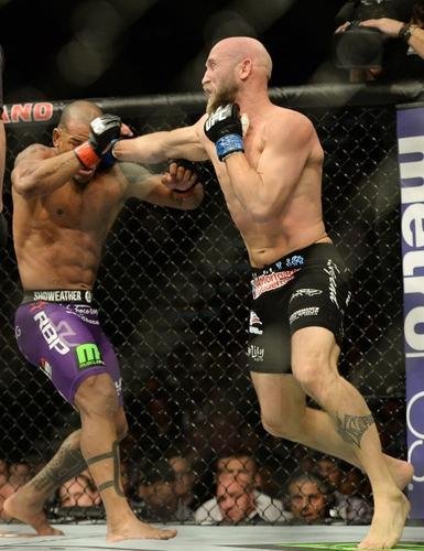  Hector Lombard (bermuda roxa) venceu Josh Burkman por deciso unnime