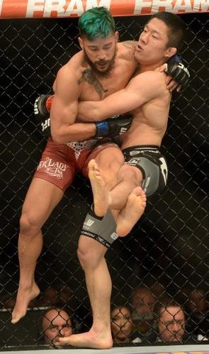  Kyogi Horiguchi (bermuda preta) venceu Louis Gaudinot por deciso unnime