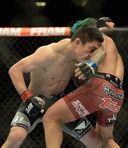  Kyogi Horiguchi (bermuda preta) venceu Louis Gaudinot por deciso unnime