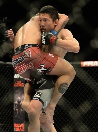  Kyogi Horiguchi (bermuda preta) venceu Louis Gaudinot por deciso unnime