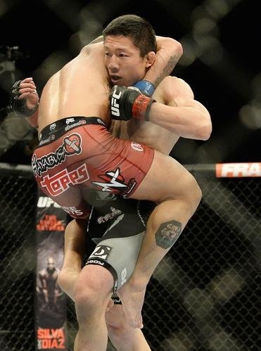 Kyogi Horiguchi (bermuda preta) venceu Louis Gaudinot por deciso unnime