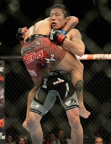  Kyogi Horiguchi (bermuda preta) venceu Louis Gaudinot por deciso unnime