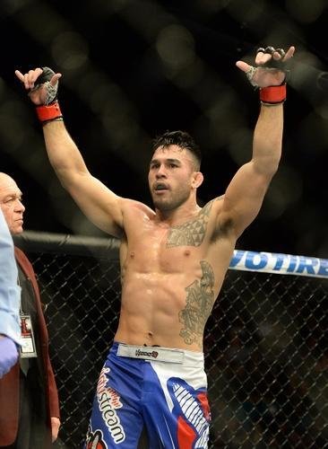  Brad Tavares (bermuda azul) venceu Nate Marquardt por deciso unnime