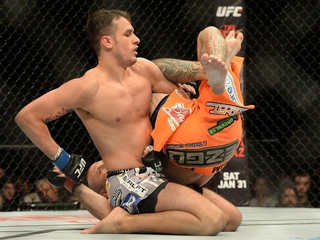 Donald Cerrone (bermuda laranja) venceu Myles Jury por deciso unnime