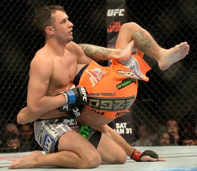 Donald Cerrone (bermuda laranja) venceu Myles Jury por deciso unnime