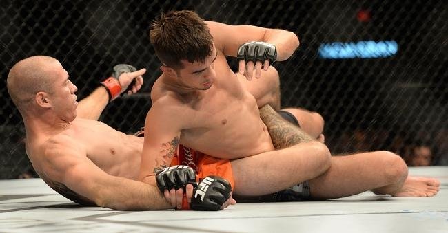 Donald Cerrone (bermuda laranja) venceu Myles Jury por deciso unnime