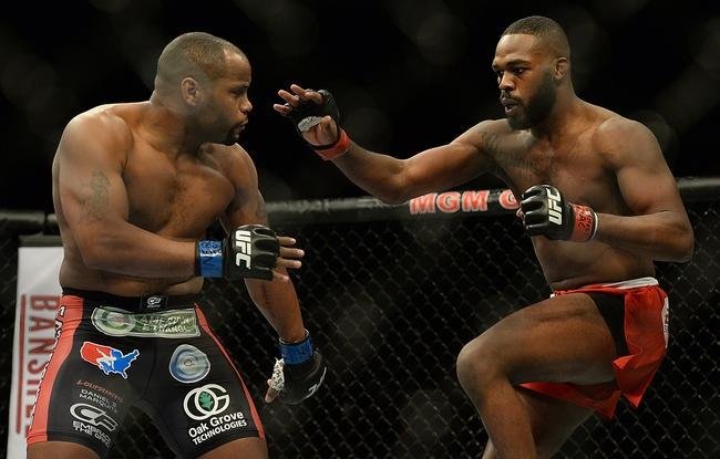 Jon Jones (bermuda vermelha) venceu Daniel Cormier por deciso unnime e mantm cinturo 