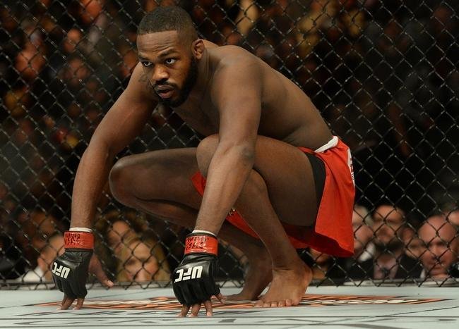 Jon Jones (bermuda vermelha) venceu Daniel Cormier por deciso unnime e mantm cinturo 