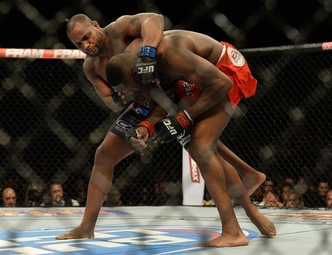 Jon Jones (bermuda vermelha) venceu Daniel Cormier por deciso unnime e mantm cinturo 