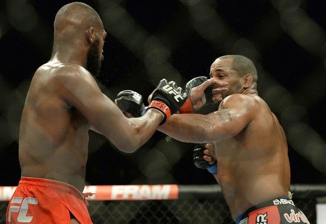 Jon Jones (bermuda vermelha) venceu Daniel Cormier por deciso unnime e mantm cinturo 
