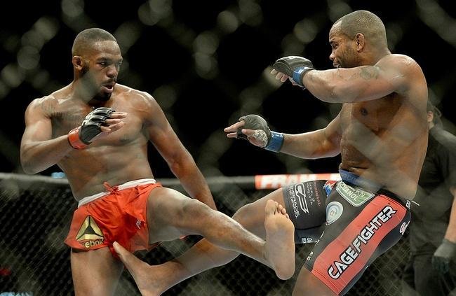 Jon Jones (bermuda vermelha) venceu Daniel Cormier por deciso unnime e mantm cinturo 