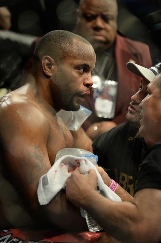 Jon Jones (bermuda vermelha) venceu Daniel Cormier por deciso unnime e mantm cinturo 