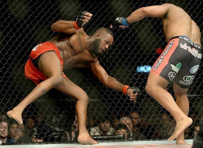 Jon Jones (bermuda vermelha) venceu Daniel Cormier por deciso unnime e mantm cinturo 