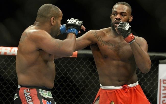 Jon Jones (bermuda vermelha) venceu Daniel Cormier por deciso unnime e mantm cinturo 