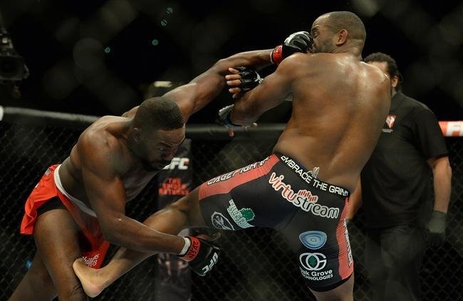 Jon Jones (bermuda vermelha) venceu Daniel Cormier por deciso unnime e mantm cinturo 