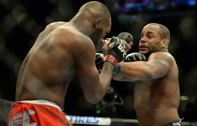 Jon Jones (bermuda vermelha) venceu Daniel Cormier por deciso unnime e mantm cinturo 