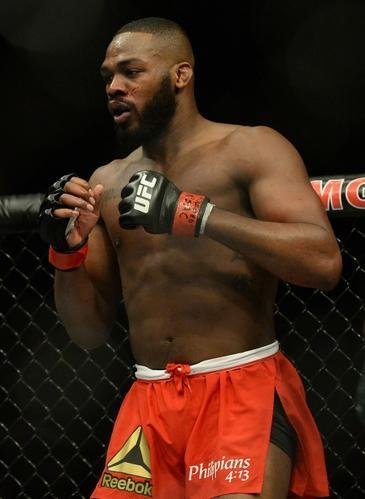 Jon Jones (bermuda vermelha) venceu Daniel Cormier por deciso unnime e mantm cinturo 