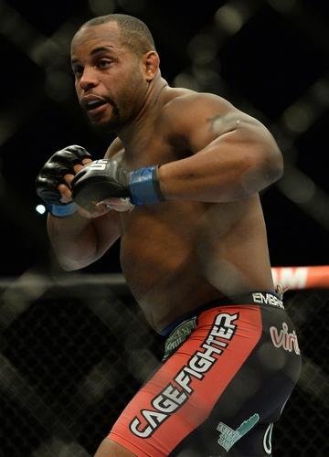 Jon Jones (bermuda vermelha) venceu Daniel Cormier por deciso unnime e mantm cinturo 
