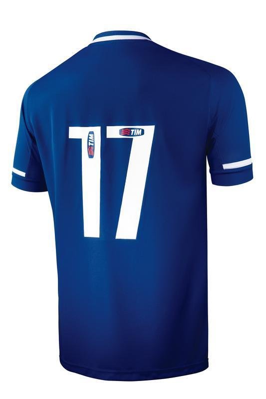 Torcedor poder comprar o novo uniforme sem marcas de patrocinadores