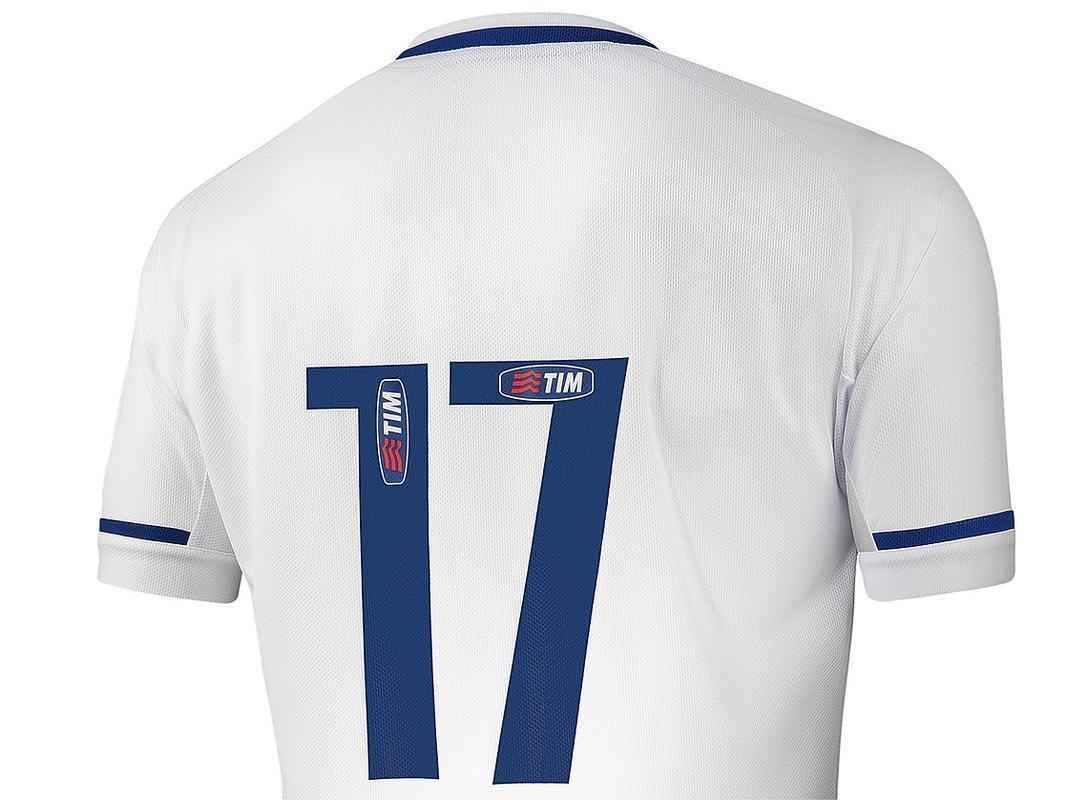 Torcedor poder comprar o novo uniforme sem marcas de patrocinadores