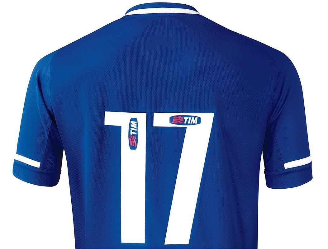 Torcedor poder comprar o novo uniforme sem marcas de patrocinadores