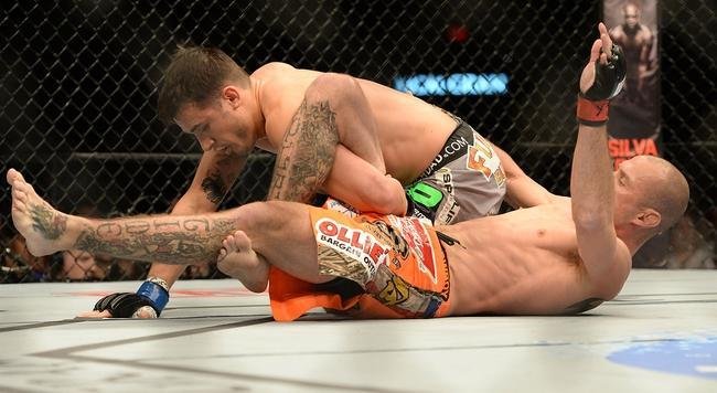 Donald Cerrone (bermuda laranja) venceu Myles Jury por deciso unnime