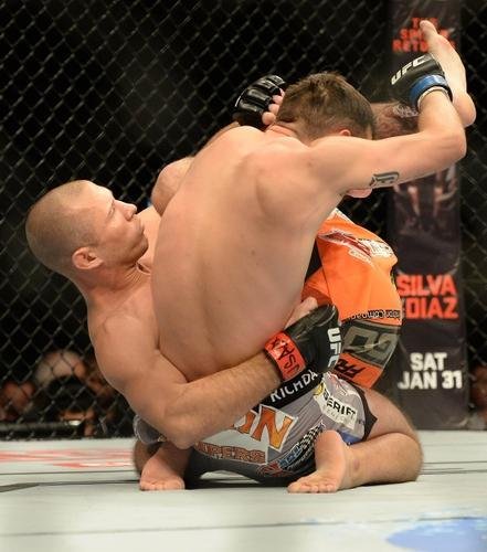 Donald Cerrone (bermuda laranja) venceu Myles Jury por deciso unnime