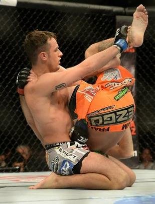 Donald Cerrone (bermuda laranja) venceu Myles Jury por decisão unânime