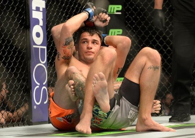 Donald Cerrone (bermuda laranja) venceu Myles Jury por deciso unnime