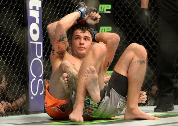 Donald Cerrone (bermuda laranja) venceu Myles Jury por decisão unânime