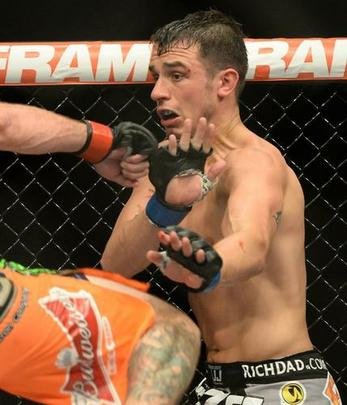 Donald Cerrone (bermuda laranja) venceu Myles Jury por decisão unânime