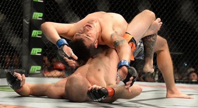 Donald Cerrone (bermuda laranja) venceu Myles Jury por decisão unânime